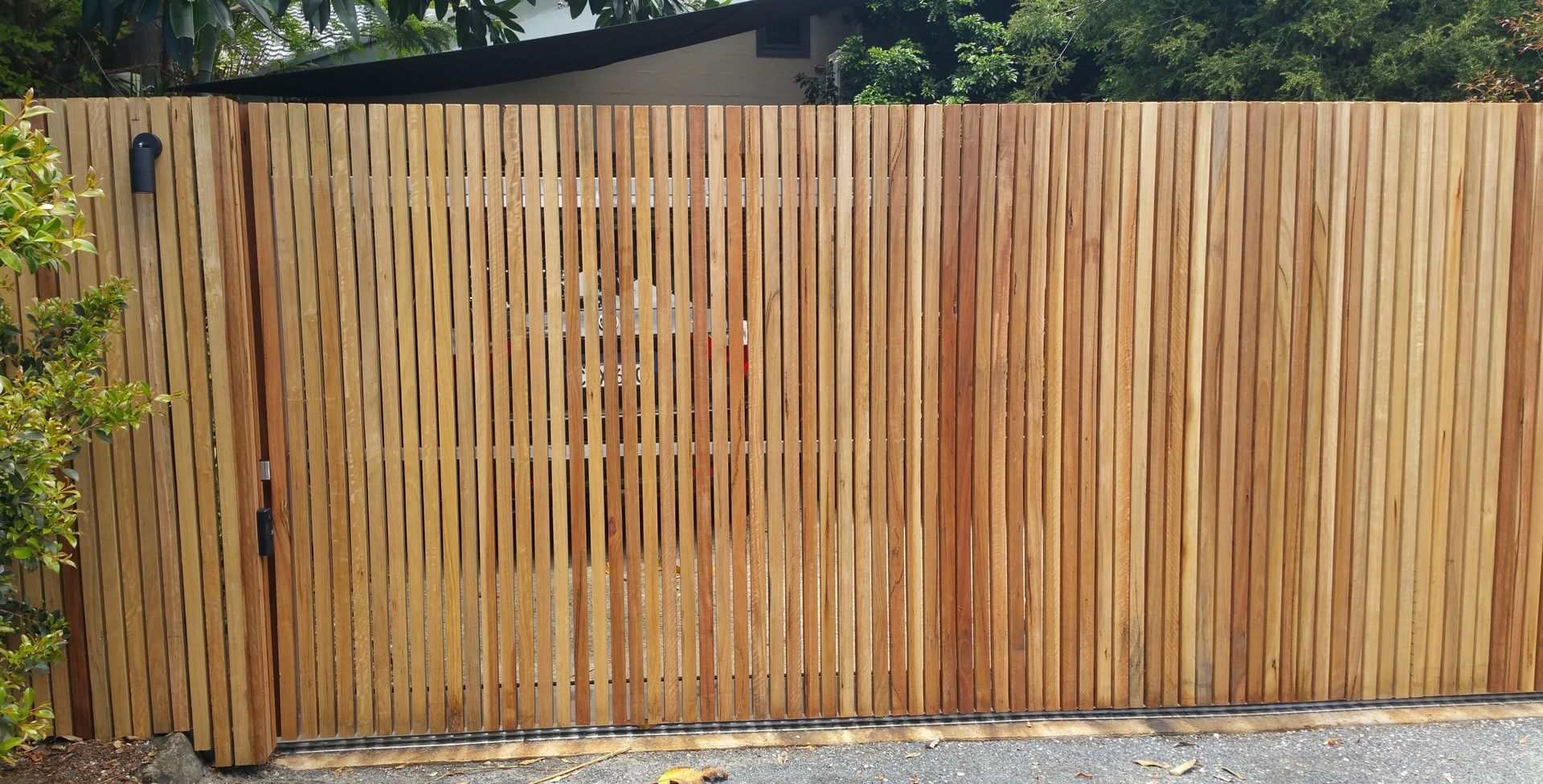 Architectural hardwood screening by B & B Timbers